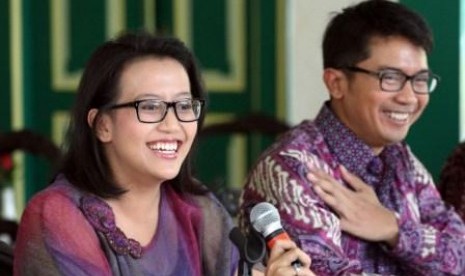 Putri keempat Raja Keraton Ngayogyakarta Sri Sultan HB X, Gusti Kanjeng Ratu (GKR) Hayu (kiri) didampingi calon suami, Kanjeng Pangeran Haryo (KPH) Notonegoro, saat jumpa pers di Keraton Yogyakarta, Jumat (11/10). 