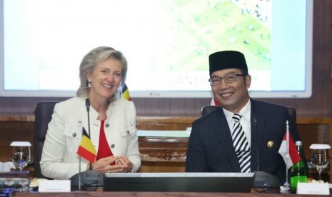 Putri Kerajaan Belgia Astrid Jisephine berfoto bersama Wali Kota Bandung Ridwan Kamil (berpeci), di Balai Kota Bandung, Kamis (17/3). Zuli Istqomah (C26).