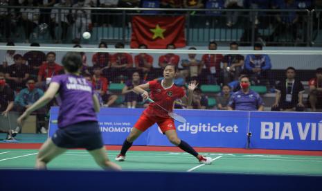 Putri Kusuma Wardani (KW/kanan) membawa Indonesia berbalik unggul 2-1 atas Vietnam. Turun di partai ketiga semifinal bulu tangkis beregu putri SEA Games 2021, Selasa (17/5/2022) di Bac Giang Gymnasium, Putri KW menang tiga gim 21-19, 16-21, dan 21-15 atas Vu Thi Trang.