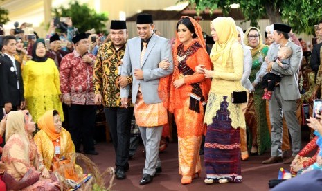 Putri Presiden Joko Widodo, Kahiyang Ayu (depan, kedua kanan) bersama suaminya Bobby Afif Nasution mengikuti ritual adat Mangalo-alo Mora pada ngunduh mantu resepsi pernikahannya di Medan, Sumatera Utara, Jumat (24/11).