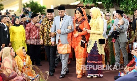 Putri Presiden Joko Widodo, Kahiyang Ayu (depan, kedua kanan) bersama suaminya Bobby Afif Nasution mengikuti ritual adat 