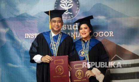 Putri Presiden Joko Widodo, Kahiyang Ayu (kanan) berfoto bersama suaminya Bobby Nasution (kiri) usai wisuda di Graha Widya Wisuda (GWW) Kampus IPB Dramaga, Kabupaten Bogor, Jawa Barat, Rabu (25/9/2019).