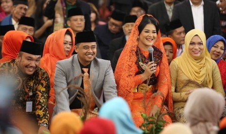 Putri Presiden Joko Widodo, Kahiyang Ayu (kedua kanan) bersama suaminya Bobby Afif Nasution mengikuti ritual adat Mangalo-alo Mora pada ngunduh mantu resepsi pernikahannya di Medan, Sumatera Utara, Jumat (24/11). 