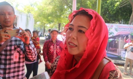 Putri Presiden RI Keempat Zanubba Ariffah Chafsoh Rahman Wahid (Yenny Wahid) menghadiri kampanye terbuka calon presiden nomor urut 01 Joko Widodo di Taman Blambangan, Banyuwangi, Jawa Timur, Senin (25/3). 