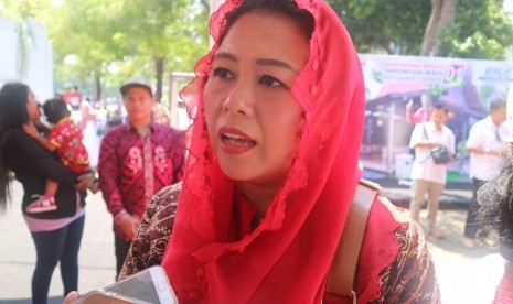 Putri Presiden RI Keempat Zanubba Ariffah Chafsoh Rahman Wahid (Yenny Wahid) menghadiri kampanye terbuka calon presiden nomor urut 01 Joko Widodo di Taman Blambangan, Banyuwangi, Jawa Timur, Senin (25/3). 