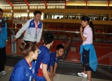 Putri Raja Thailand, Princess Sirivannavari Nariratana (kanan), menghampiri pemain timnas sepak takraw beregu putri Thailand usai memenangkan permainan melawan Indonesia 3 - 0 di arena pertandingan sepak takraw, di Jakabaring, Palembang, Sumatera Selatan, 