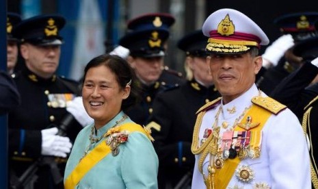 Putri Thailand Maha Chakri Sirindhorn (kiri) dan Pangeran Mahkota Maha Vajiralongkorn.