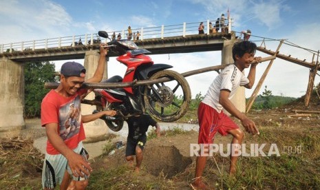 Putusnya jembatan Sunut yang menghubungkan Kabupaten Semarang dengan Kabupaten Demak, Kamis (22/2) dini hari, membuat aktivitas warga dua dusun di Desa Candirejo, Kecamatan Pringapus menjadi terganggu. Mulai dari aktivitas perekonomian hingga aktivitas siswa yang akan berangkat ke sekolah. 