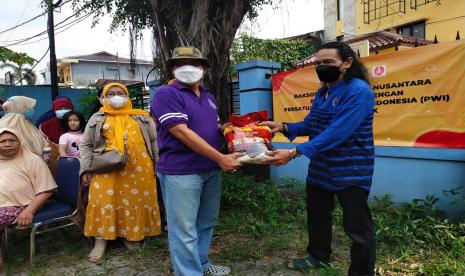 PWI Kota Depok bersama Toko Daging Nusantara (TDN) menggelar bakti sosial dengan membagikan 1.500 paket beras ke para wartawan dan warga terdampak pandemi Covid-19, Jumat (29/10). Hadir dalam acara tersebut, pemilik TDN yang juga Ketua KADIN DKI Jakarta, Diana Dewi dan Ketua PWI Kota Depok,