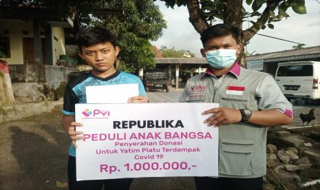 PYI Yatim dan Zakat bagikan santunan dari pembaca Republika untuk anak yatim yang kehilangan salah satu atau kedua orang tua akibat Covid-19 pada, (14/02). Santunan dibagikan secara langsung ke tempat kediaman anak-anak yatim yang berada di Kp. Kreteg RT.03/RW.02, Kelurahan Padasuka, Kecamatan Ciomas, Kabupaten Bogor.