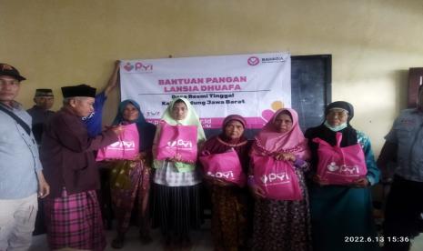 PYI Yatim dan Zakat kembali salurkan bantuan sosial untuk anak yatim dan lansia dhuafa berupa 75 paket sembako. Program kali ini disalurkan untuk Kampung Joglo, Desa Resmi Tinggal, Kertasari, Kabupaten Bandung prov Jawa Barat, Senin (13/6/2022).