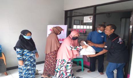 PYI Yatim dan Zakat menggelar bazar untuk membantu meringankan beban warga terdampak Covid-19 dalam memenuhi kebutuhan pokok pada, Rabu (29/9). Bazar di gelar di tiga Asrama anak asuh mereka yang berlokasi di Jl. Bojongsoang Raya No. 207, Bandung, Jl. Raya Cimareme No. 317, Kabupaten Bandung dan di Jl. Pesantren No. 155 Kota Cimahi.