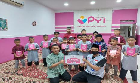 PYI Yatim dan Zakat menyalurkan wakaf Alquran cetakan Cordoba untuk yatim dan dhuafa.