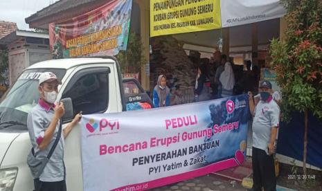 PYI Yatim dan Zakat salurkan bantuan berupa kebutuhan pangan dan non pangan untuk korban erupsi Gunung Semeru pada, Senin (20/12). Bantuan disalurkan oleh Koswara, Manager PYI Yatim dan Zakat Cabang Surabaya melalui program Aksi Simpati Trauma Lara (ASMARA).