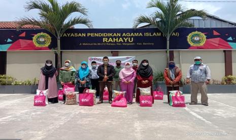 PYI Yatim & Zakat kembali menyalurkan bantuan untuk guru honorer yang membutuhkan pada, Sabtu (23/10). Bantuan disalurkan kepada guru honorer yang mengajar di SMP Yayasan Pendidikan Agama Islam (YPAI) Rahayu yang berlokasi di Jl Mahmud, Kecamatan Margaasih, Bandung.