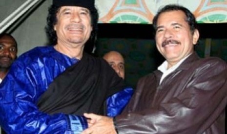 Qaddafi dan Daniel Ortega (kiri). Ortega dilantik menjadi presiden Nikaragua untuk masa jabatan keempat berturut-turut.