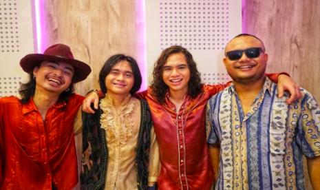 QODIR Band. QODIR Band merilis single kelima berjudul Aku Butuh Dia.