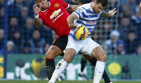 Queens Park Rangers' Charlie Austin (R) is challenged by Manchester United's Marcos Rojo during their English Premier League soccer match, at Loftus Road in London January 17, 2015