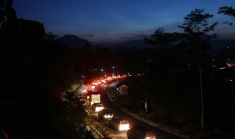 Queue of vehicles snake in Garut, West Java, due to traffic congestion during returning trip season on Sunday, August 11, 2013. (illustration)