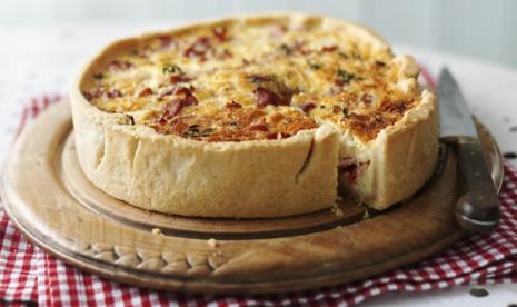 Quiche, olahan dari telur yang dicampur dengan susu dan beragam isian serta taburan.