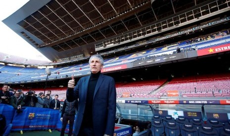 Pelatih Barcelona Quique Setien di Stadion Camp Nou. Barcelona akan menjual hak penamaan Stadion Camp Nou untuk musim 2020/2021.