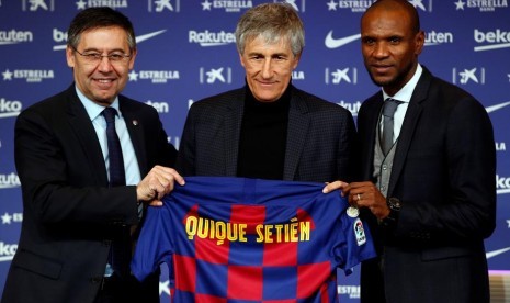 Quique Setien saat diperkenalkan sebagai pelatih anyar Barcelona, Selasa (14/1).