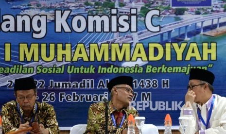 r. Ketua Umum PP Muhammadiyah Haedar Nashir (tengah) berbincang bersama Ketua PP Muhammadiyah Hajriyanto Y Thohari saat sidang pleno Tanwir Muhammadiyah di Islamic Center, Ambon, Maluku, Ahad (26/2). 