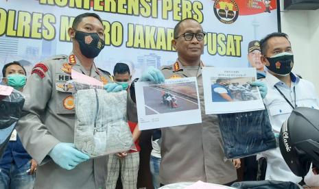 RA, pelaku begal sepeda terhadap Kolonel Marinir Pangestu Widiatmoko, diborgol saat konferensi pers di Mapolres Metro Jakarta Pusat, Rabu (11/11). Ia menyerahkan diri lantaran takut ditembak seperti dua rekannya yang sudah lebih dulu ditangkap.