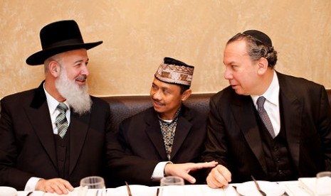 Rabbi Yona Metzer, left, Imam Shamsi Ali, center, and Rabbi Marc Schneier (Ilustrasi)