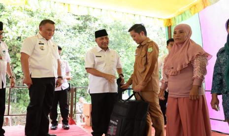 Rabu (21/9/2022) siang Pj Bupati H Apriyadi menyempatkan diri mendatangi Desa Tanah Abang dengan memboyong bantuan untuk warga pra sejahtera.  Tak tanggung-tanggung, mantan Kadinsos Pemprov Sumsel itu memberikan bantuan bedah rumah tidak layak huni hingga paket sembako. 