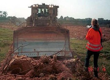 Rachel Corrie sesaat sebelum ditabrak buldozer