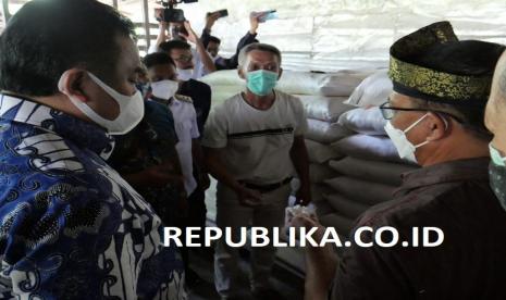 Rachmat Gobel (kiri batik biru) melakukan perjalanan kerja ke Kabupaten Lingga, Kepulauan Riau. Gobel meninjau pabrik pengolahan sagu.