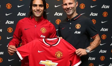 Radamel Falcao memamerkan jersey MU bersama Ryan Giggs.