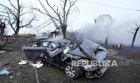 Radar rusak, kendaraan dan peralatan terlihat di fasilitas militer Ukraina di luar Mariupol, Ukraina, Kamis, 24 Februari 2022. Rusia telah meluncurkan rentetan serangan udara dan rudal di Ukraina Kamis pagi dan pejabat Ukraina mengatakan bahwa pasukan Rusia telah meluncur ke negara itu dari utara, timur dan selatan. 