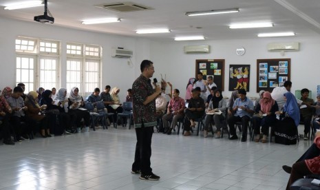 Asep Sapa'at memberikan pelatihan suprarasional.