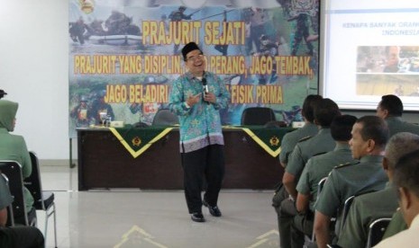 Raden Ridwan Hasan Saputra selaku pendiri Klinik Pendidikan MIPA Bogor, menjadi narasumber dalam seminar Berpikir Supra Rasional, Kamis (6/7).