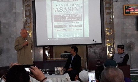 Radio Silaturahim (Rasil) bekerja sama dengan Republika Penerbit menggelar acara Bedah Buku Asasin di Masjid Ukhuwah Islamiyyah Universitas Indonesia (UI) Kota Depok, Sabtu (3/8). Sebanyak 150 orang hadir yakni dari para pendengar Rasil dan mahasiswa UI mengikuti acara bedah buku karya Nuim M Khaiyath.