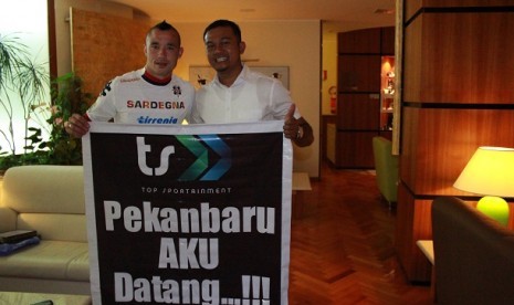 Radja Nainggolan bersama Presdir Top Sportainment