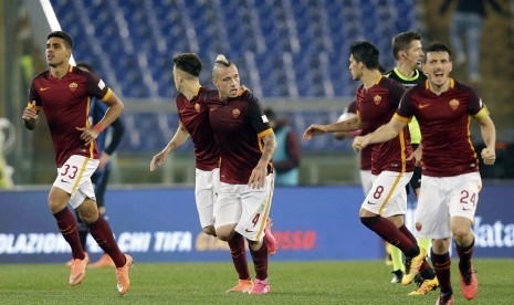 Radja Nainggolan dari AS Roma merayakan golnya dalam pertandingan melawan Inter Milan di Stadium Olimpik Roma, Ahad (20/3).