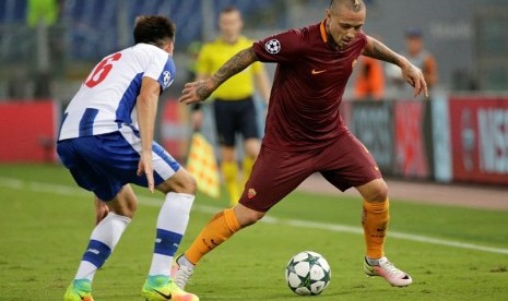 Radja Nainggolan (kanan)