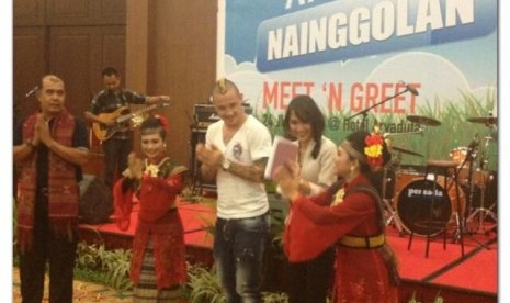 Radja Nainggolan untuk kali pertama menari Tortor