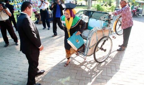 Raeni, anak tukang becak menjadi lulusan terbaik Unnes