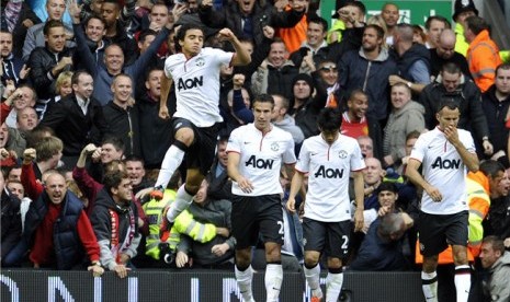  Rafael Da Silva (kiri), bek sayap Manchester United, melakukan selebrasi usai mencetak gol saat menghadapi Liverpool di Liga Primer Inggris di Anfield, Liverpool, Ahad (23/9). 