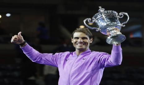 Rafael Nadal mengangkat trofi juara US Open 2019. Pelaksanaan US Open 2020 baru akan diputuskan pada Juni.