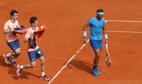 Rafael Nadal pada laga final Prancis Terbuka lawan Dominic Thiem, di Rolland Garros, Ahad (10/6).