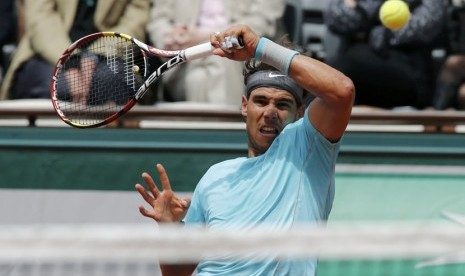 Rafael Nadal, petenis asal Spanyol, melepaskan forehand saat menghadapi petenis Austria, Dominic Thiem, dalam pertandingan Prancis Terbuka di Roland Garros, Paris, Kamis (29/5). 