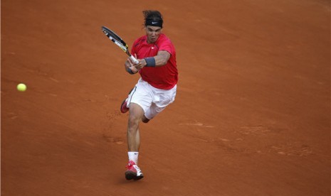 Rafael Nadal, petenis asal Spanyol, melepaskan pukulan saat menghadapi petenis asal Argentina, Eduardo Schwank, di putaran ketiga turnamen Prancis Terbuka 2012 di Rolan Garros, Paris, Sabtu (2/6). 