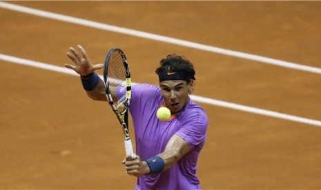 Rafael Nadal, petenis Spanyol, melepaskan pukulan untuk mengembali bola saat menghadapi petenis Argentina, Carlos Berlocq, di laga turnamen Brazil Terbuka 2013 di Sao Paulo, Brazil, Jumat (15/2). 