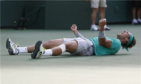  Rafael Nadal, petenis Spanyol, meluapkan kegembiraannya usai mengalahkan petenis Argentina, Juan Martin Del Potro, di partai final tunggal putra turnamen BNP Paribas Terbuka di Indian Wells, California, Ahad (17/3). 