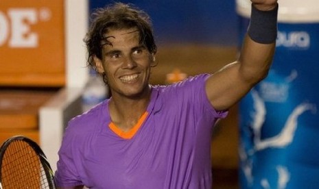 Rafael Nadal tersenyum lebar saat mengalahkan David Ferres dua set di turnamen Meksiko Terbuka